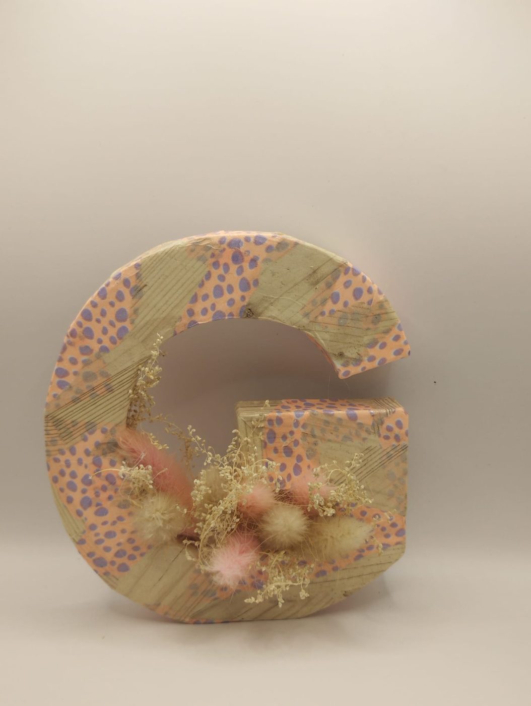 Lettre pastel & fleurs — création artisanale en fleurs séchées (lettres & objets), faite main par Les Mains en Fleurs