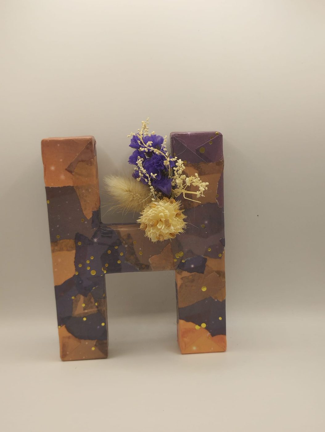 Lettre décorative — création artisanale en fleurs séchées (lettres & objets), faite main par Les Mains en Fleurs