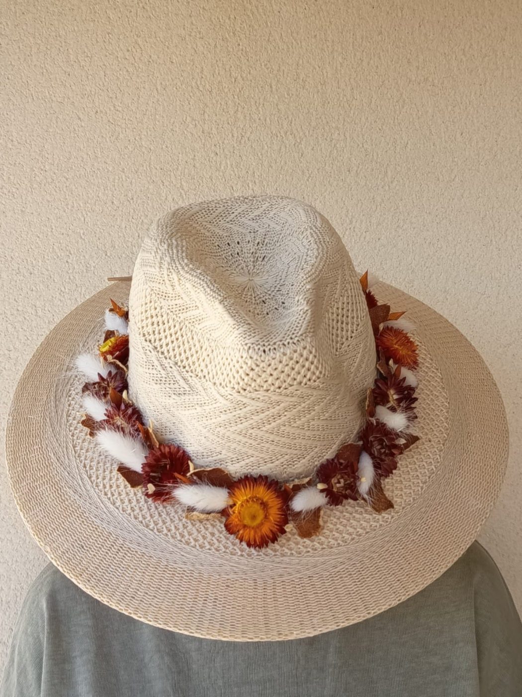 Chapeau fleuri — création artisanale en fleurs séchées (accessoires), faite main par Les Mains en Fleurs